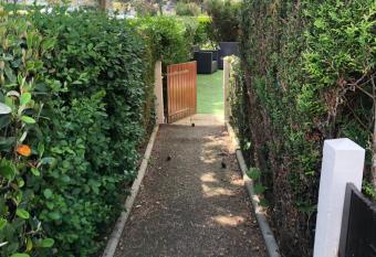 Le Patio 3mn de la plage allows 18 year olds to book a room