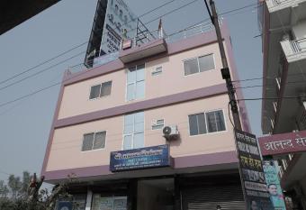 Shri Anand Niketan By WB Inn allows 18 year olds to book a room