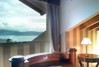 Hotel Villa Del Sogno has rooms with a private hot tub