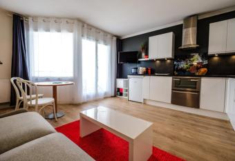 BRIGHT new studio with BALCONY and PARKING allows 18 year olds to book a room