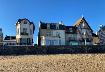 Aux Bains des Mots allows 18 year olds to book a room