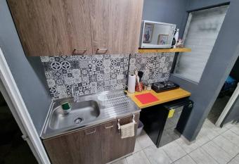 ACOGEDOR APT/STUDIO EN LA CIUDAD DE SANTA TECLA allows 18 year olds to book a room