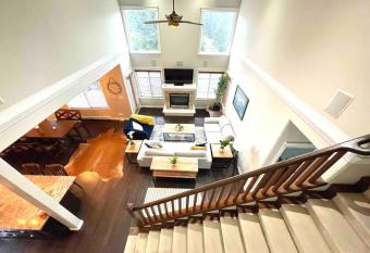 Bellamy Manor Large Home With 5beds! In Langford has Balcony rooms