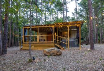 Beavers Box Tiny Cabin Pond Fishing Hot Tub has rooms with a private hot tub