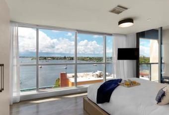 5 Beachfront Resort -ROOFTOP POOL 2 BR 2 BR BAY VIEW has Balcony rooms