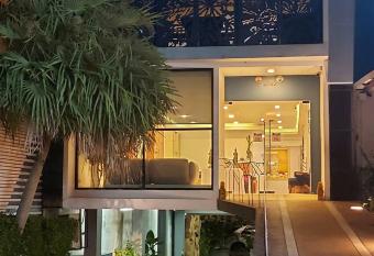 The Cheetar Hotel has Balcony rooms