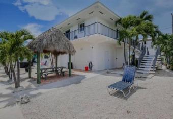 Relaxing 4 /3 Get Away in the Lower Keys! has rooms with a private hot tub