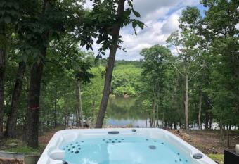 Lakefront 8 bd house, hot tub, pool and poker table, canoe has Balcony rooms