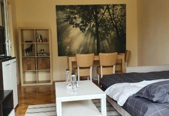 Between Parks - King Bed - Central - Football field has rooms with a private hot tub