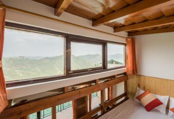 Heavenly Daze, Studio overlooking the hills w wifi by Roamhome has Balcony rooms