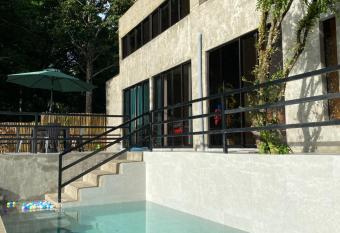 Haven by the Lake has Balcony rooms