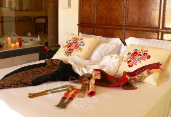 Tartheshotel has rooms with a private hot tub