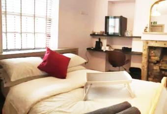 Turner - En-suite Room in Canalside Guesthouse has Balcony rooms