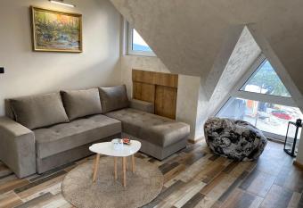 Div  iBor has Balcony rooms