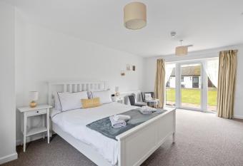Number 5 - Lytton Tree Lodge, Reydon, Southwold has Balcony rooms