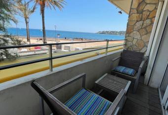 Fully equipped beachfront studio in the heart of the city center has Balcony rooms