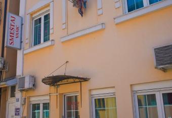 Sme  taj Vasi   allows 18 year olds to book a room