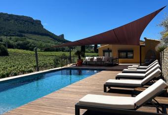 C  t   vignes cassis has Balcony rooms