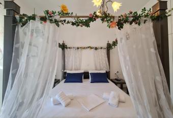 Myrtia Guest House has Balcony rooms