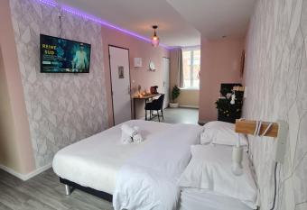 NG SuiteHome 121Grand Rue 2 allows 18 year olds to book a room