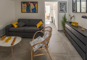 Appartement Terrasse climatis   calme en centre-ville allows 18 year olds to book a room