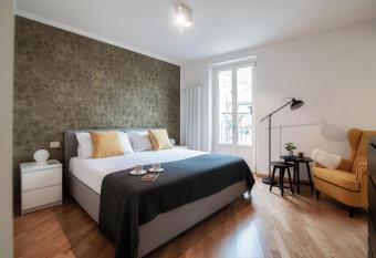 Vicolo Dei Pescatori - by MyHomeInComo has Balcony rooms