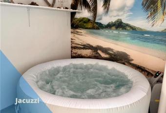Jacuzzi / Parking Priv   / Terrasse / Au pied du tram has Balcony rooms