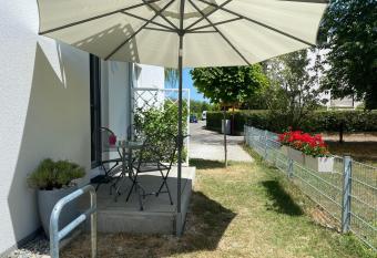 Helles Appartement mit Terrasse allows 18 year olds to book a room