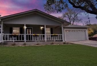 Pool & Hot Tub, 3BR Hill Country oasis, blocks away from quaint downtown Kerrville & riverwalk allows 18 year olds to book a room