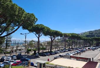 Appartamento Deluxe Centrale, has rooms with a private hot tub