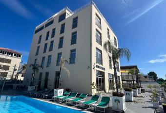 LA VlTA E  BELLA allows 18 year olds to book a room