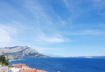 White House apartments has Balcony rooms
