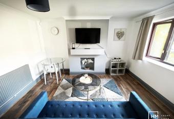 Enfield House - Beautiful 2 Bed - Good Transport Free Parking allows 18 year olds to book a room