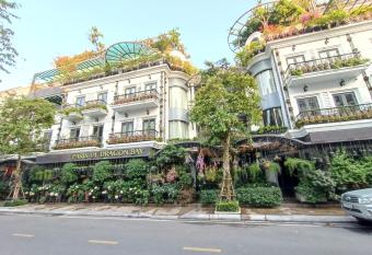 Paris Of Dragon Bay has Balcony rooms