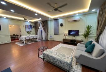 Villa Sumayyah With Pool! Only at Ipoh! For Islam Only! has Balcony rooms