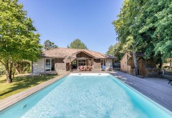 Care Villa T4 avec piscine has Balcony rooms