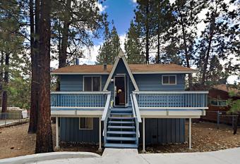 Alpine Hideaway has Balcony rooms