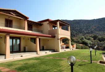 LE DOMUS DE CHIA_Tipo A allows 18 year olds to book a room