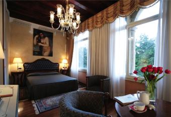 Villa Quaranta Tommasi Wine Hotel & SPA has rooms with a private hot tub
