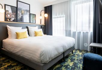 Best Western M-Treize Paris Asnieres allows 18 year olds to book a room