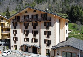 Hotel Cristallo has Balcony rooms