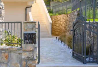 Luxurious villa Rejo has Balcony rooms