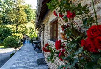 Le verger de La Haze has Balcony rooms
