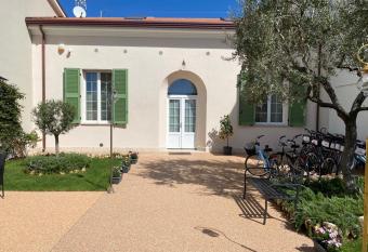 Villino Micol camere a due passi dal mare allows 18 year olds to book a room