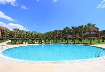 Albufeira Salgados Premium 1 With Pool by Homing allows 18 year olds to book a room