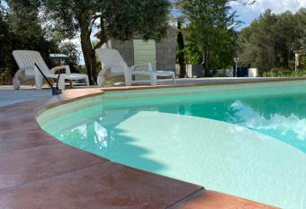 La roulotte de La Motte allows 18 year olds to book a room