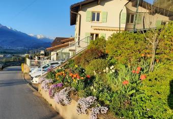 Grand appartement 6 personnes, surf, ski et randonn  es allows 18 year olds to book a room