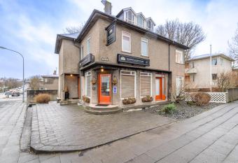 Snorri s Guesthouse has Balcony rooms