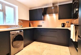 Spacious 6 Bedroom House, 4 Bathrooms, Central, 2 Parking Spaces has Balcony rooms