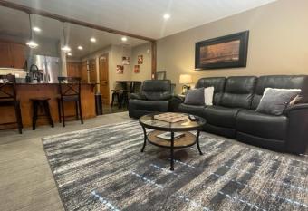 Penthouse Mountain Haven with Community Spa Room has rooms with a private hot tub